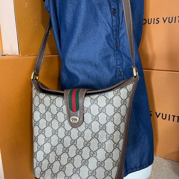 Gucci Bucket Bag (Vintage and Authentic) - Picture 12 of 16